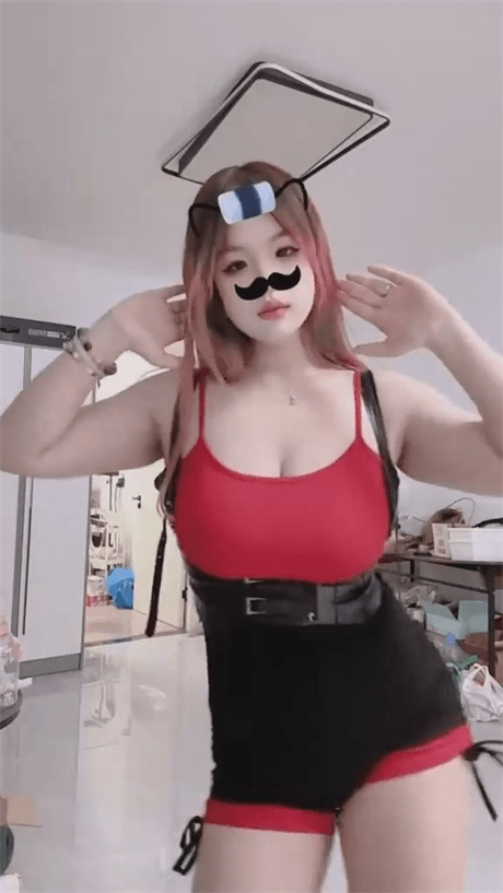 ❣️推荐❣️抖音颜值嫩妹【臭子】超级巨乳，年纪不大口活干炮一条龙，道具自慰高潮，口活无齿感29V 预览图 1