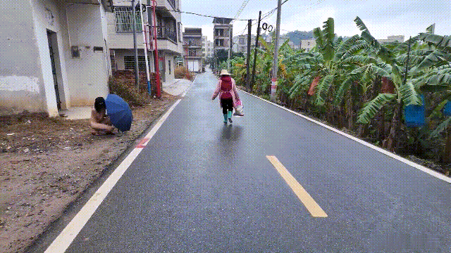 ⚫️天花板露出狂人【cikaimoon】最新作品，雨天打伞全裸居民区闲逛一路惊险刺激 预览图 6