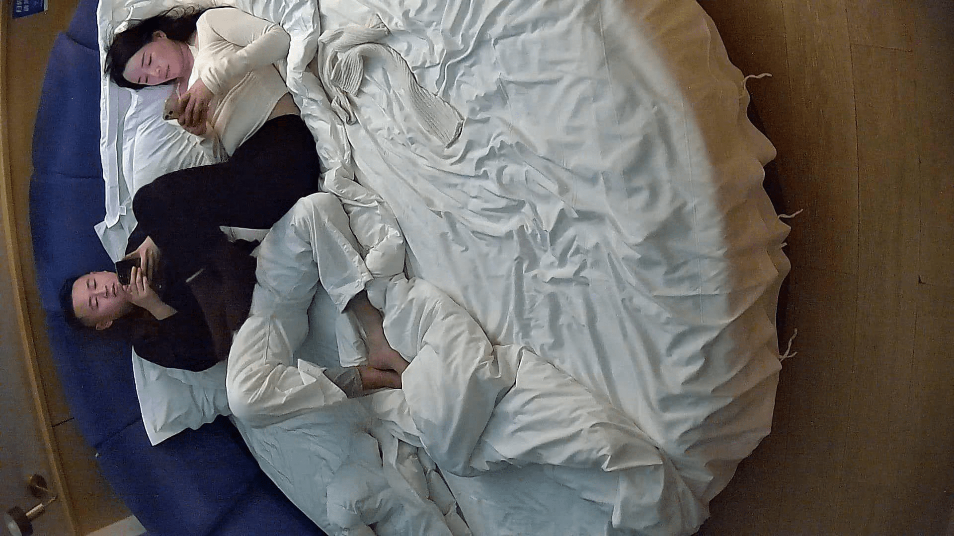 1-21流出酒店偷拍❤️白皙甜美女和纹身男友入住酒店三天吃饭日常啪啪（25V) 预览图 1