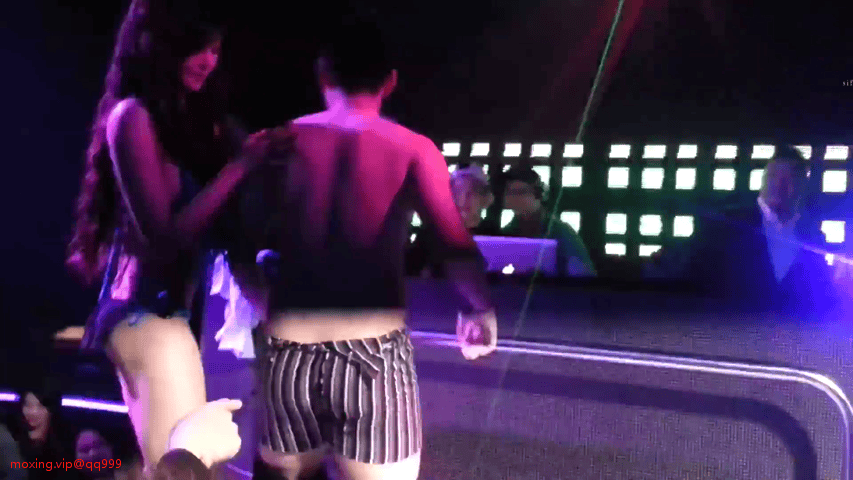 精品流出【台湾夜店】酒吧迪厅刺激热舞 太骚了 都是高颜值美女 尺度堪称无敌，直接现场给观众口交 158v/31g 预览图 10