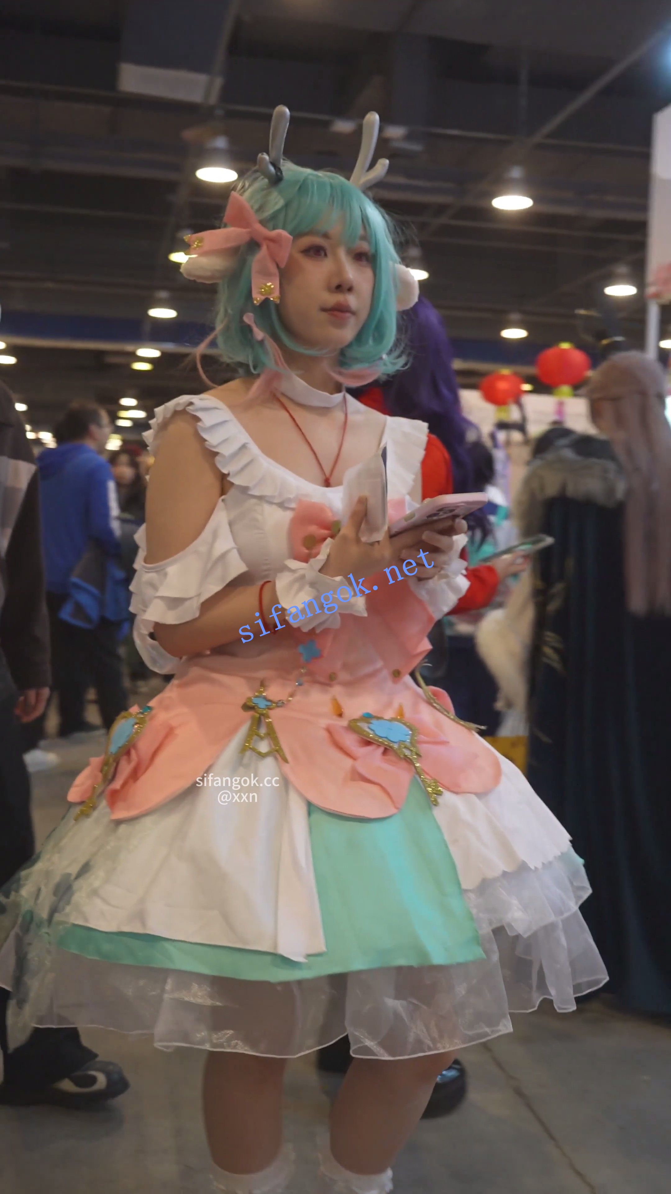 【xxn-351】可爱cos小姐姐逛街..弯腰撅屁股拍照被CD花纹纸内 预览图 1