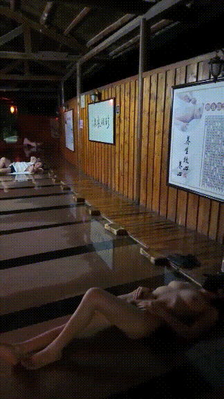 ⚫️天花板露出狂人【cikaimoon】最新作品，全裸户外温泉，偶遇老头全裸泡温泉，同行啊(2V) 预览图 6