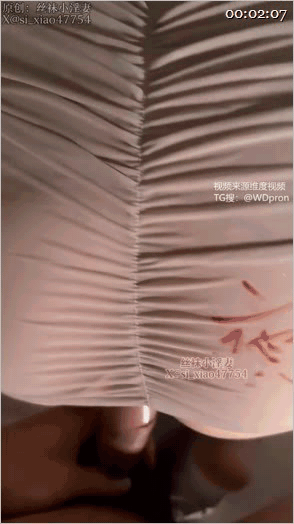 【1月最新】推特武汉绿帽情侣博主「丝袜小淫妻」《刷锅》前后夹击骚妻，刷锅太舒服了 预览图 1