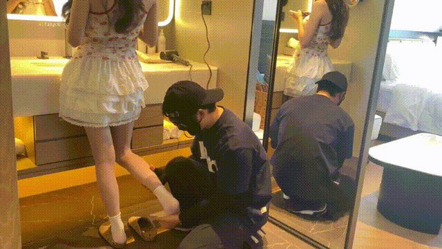 ⚫️恋足癖大神【东坡先生原创】最新作品，美足翘臀大学生，打桩后入足交真的爽到了，射了几次(10V) 预览图 1