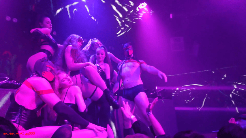 精品流出【台湾夜店】酒吧迪厅刺激热舞 太骚了 都是高颜值美女 尺度堪称无敌，直接现场给观众口交 158v/31g 预览图 22