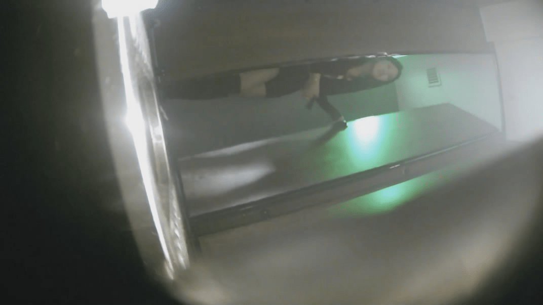 一月新流出❤️精品酒吧女厕后拍两个妹子小姐姐拉屎 便池里面捡烟盒 预览图 1