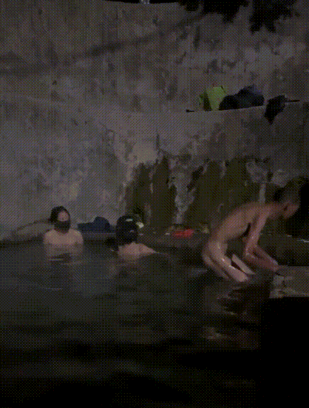 ⚫️天花板露出狂人【cikaimoon】最新作品，全裸户外温泉，偶遇老头全裸泡温泉，同行啊(2V) 预览图 5