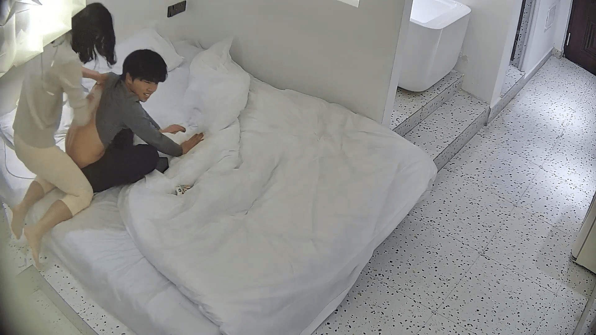 12-31流出酒店偷拍❤️姐弟恋的年轻情侣非常体贴的姐姐啪啪前给小鲜肉男友擦背热身 预览图 1