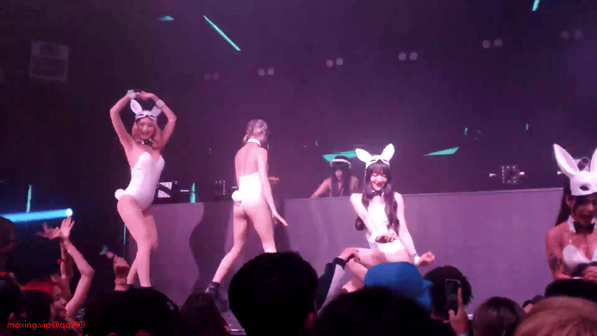 精品流出【台湾夜店】酒吧迪厅刺激热舞 太骚了 都是高颜值美女 尺度堪称无敌，直接现场给观众口交 158v/31g 预览图 25