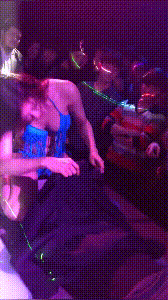 精品流出【台湾夜店】酒吧迪厅刺激热舞 太骚了 都是高颜值美女 尺度堪称无敌，直接现场给观众口交 158v/31g 预览图 37