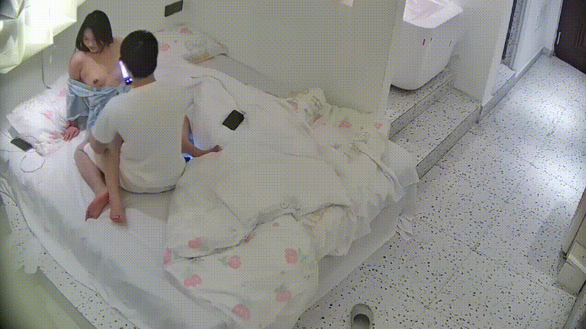 大学城 1-1 女生原本受邀来拍私房照 结果嘴被塞了鸡巴 逼也挨了操 丝绸薄纱的衣服 确实好诱惑 好出片 预览图 3