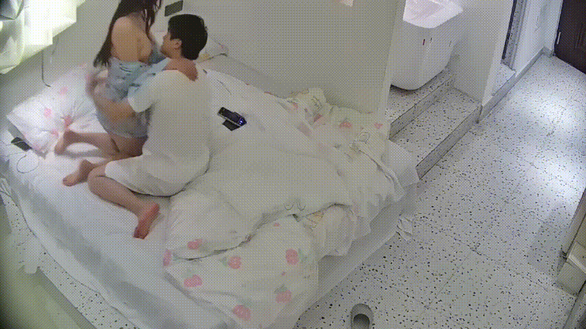 大学城 1-1 女生原本受邀来拍私房照 结果嘴被塞了鸡巴 逼也挨了操 丝绸薄纱的衣服 确实好诱惑 好出片 预览图 4