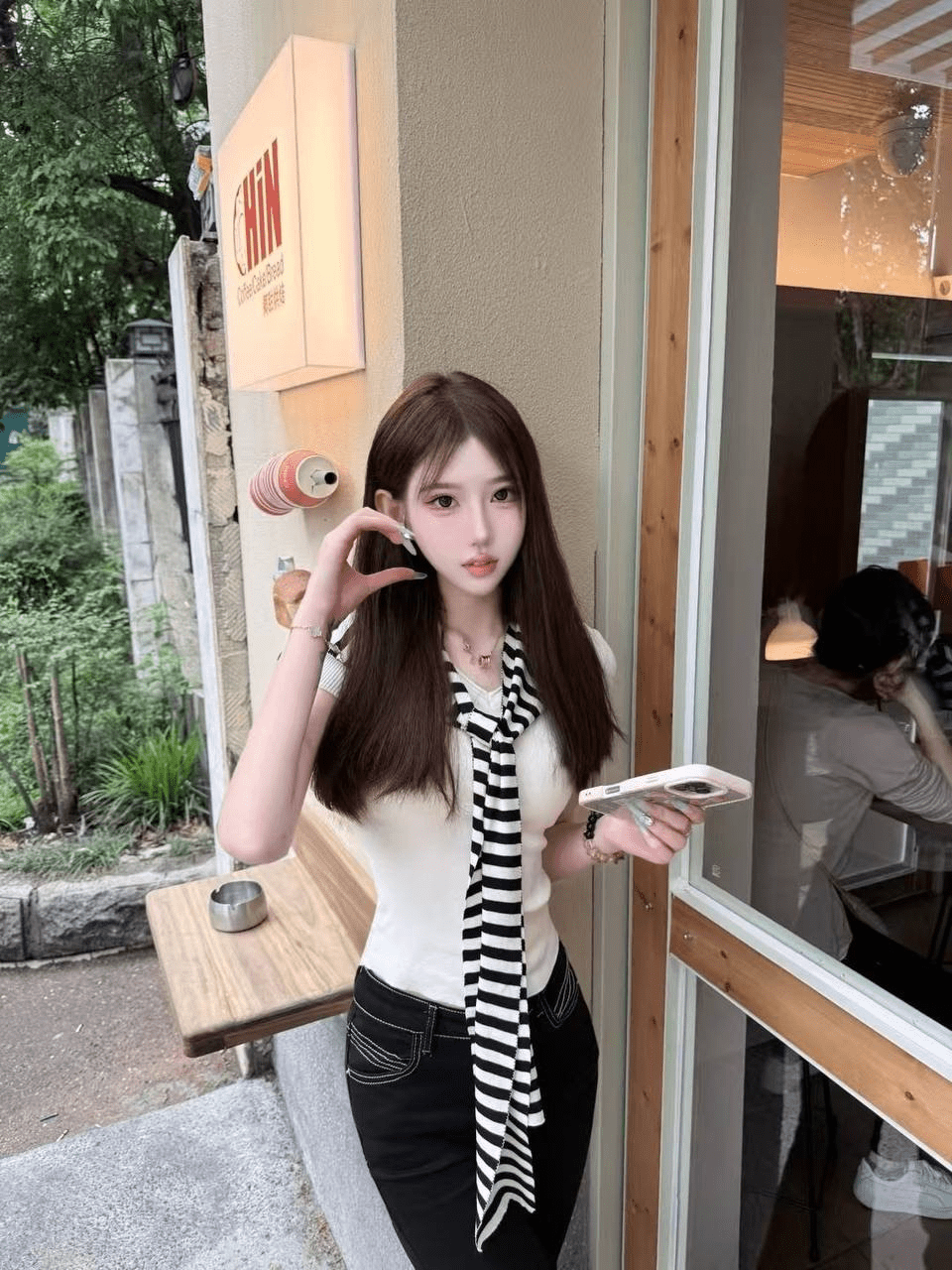 【S级泄密】成都御萝双修少女，人前是在抖音爱臭美的网红小姐姐，一进卧室秒变小母狗跪求待哺，伸着舌头嘴里喊着还要爸爸艹我7V 预览图 1