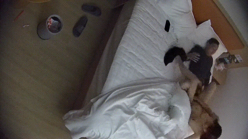 大学城 1-24 中年夫妻欢乐多 女人在男人面前很依赖活泼 男人有点人到中年不得已的无奈 女人奶子不错 预览图 4