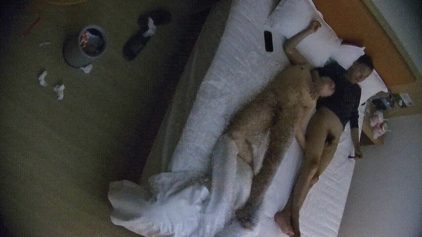 大学城 1-24 中年夫妻欢乐多 女人在男人面前很依赖活泼 男人有点人到中年不得已的无奈 女人奶子不错 预览图 7