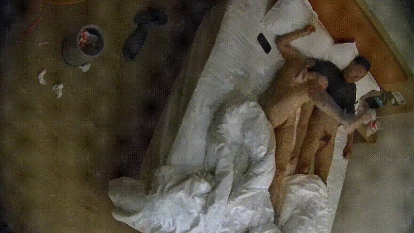 大学城 1-24 中年夫妻欢乐多 女人在男人面前很依赖活泼 男人有点人到中年不得已的无奈 女人奶子不错 预览图 8