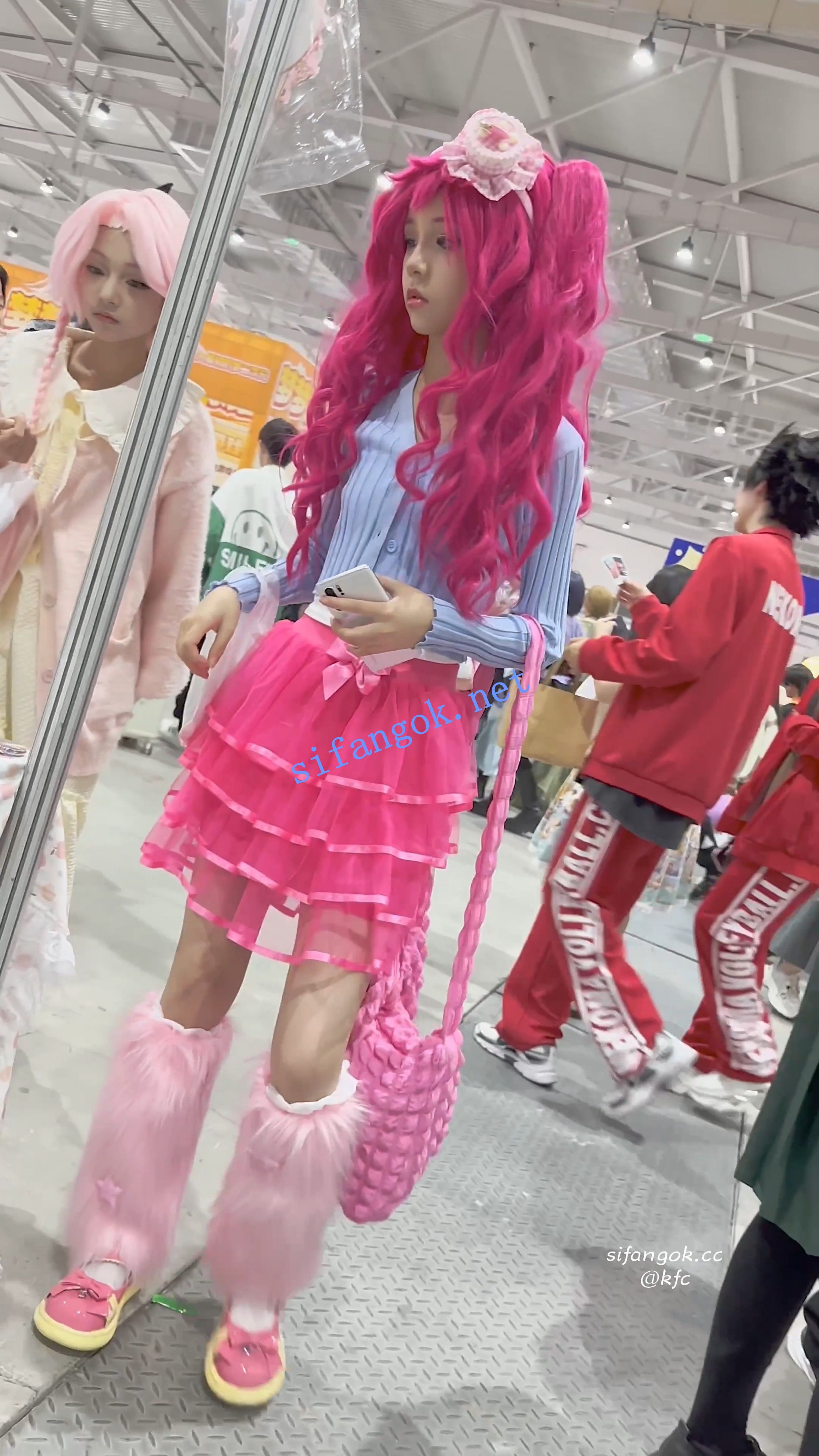 【KFC】可爱萝莉甜妹COSER逛街·大眼睛一看就是美人胚子·白内 预览图 1