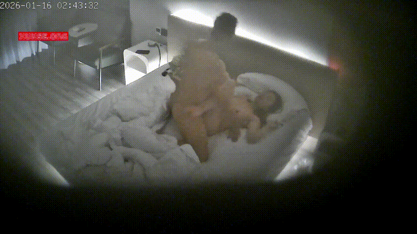 上帝视角 1-16 这狗男人在床上是来搞笑的吧 动作滑稽但操起来也是用力猛一类的 估计有几次想进后门 没进去 预览图 2