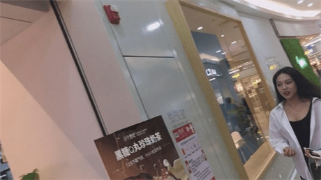 ❣️推荐❣️【商场地铁抄底】竟然意外扫到2个高跟短裙不穿内裤，绿茶脸挂空挡相当合适，硬了一路6V 预览图 1