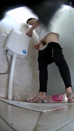 ⚫️精品厕拍⑵，商场女卫生间脸穴同框真实偷拍超多小姐姐方便(19V) 预览图 12