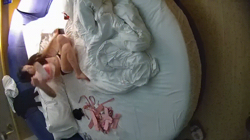 情趣台 1-1 年轻人的新式跨年 不看晚会到酒店玩SM调教 狗链皮鞭毛刷工具齐全 小美女被玩到受不了 预览图 1