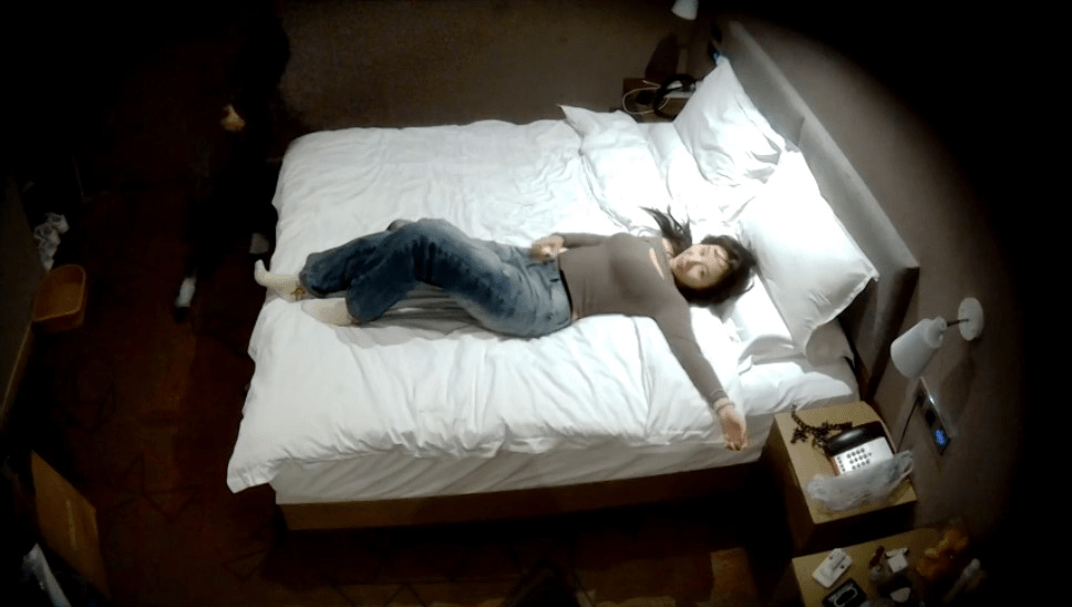 12-30天眼酒店偷拍❤️笑容甜美爱自拍的气质眼镜妹子被男友射在肚子上睡醒互玩对方性器官完整版 预览图 1