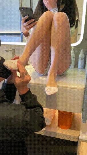 ⚫️12月新品，恋足癖大神【东坡先生原创】最新，可爱双马尾大学生美少女太好玩了射了又射(2V) 预览图 1