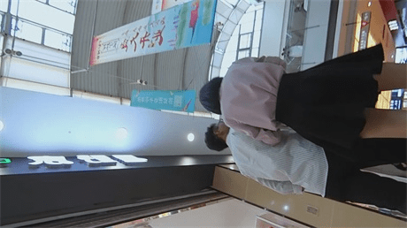 ❣️推荐❣️【公交站抄底】都是少妇御姐，有一个逼毛竟然如此之长，龟男在旁边也照拍不误1V 预览图 1