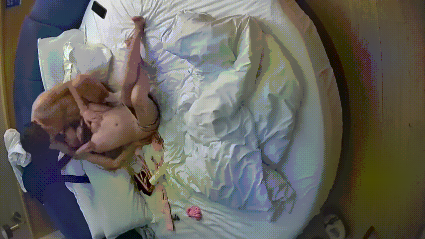 情趣台 1-1 年轻人的新式跨年 不看晚会到酒店玩SM调教 狗链皮鞭毛刷工具齐全 小美女被玩到受不了 预览图 5