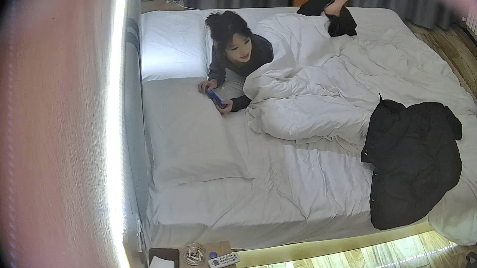 12-29流出酒店偷拍❤️学生情侣妹子满心期待男友激烈的碰撞废才男友只知道玩游戏性能力让她大失所望（16V) 预览图 1