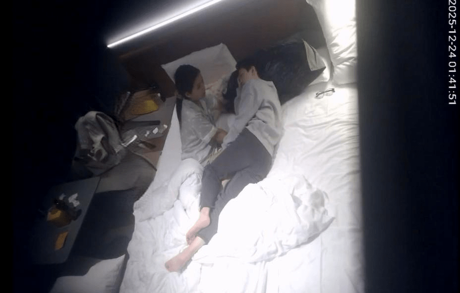 12-24流出天眼酒店偷拍❤️美脚少女被男友搬腿猛操小穴 预览图 1