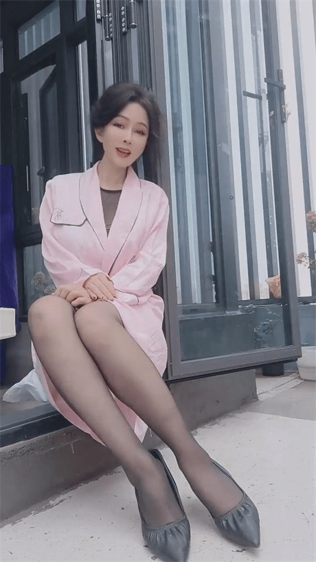 ❣️推荐❣️极品熟女【美丝丝】相当哇塞的阿姨，大尺度掰逼展示，大长腿逼毛稀疏，喜欢美熟女的不可错过5V 预览图 1