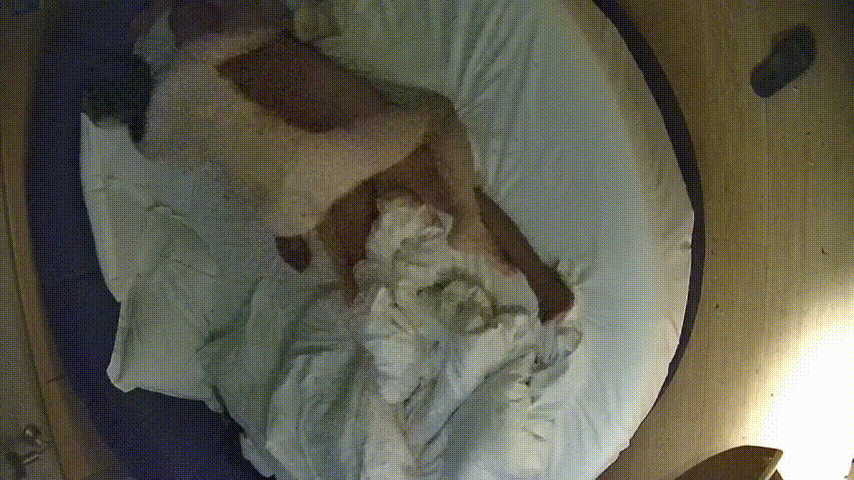 情趣台 12-28 中年夫妻激情不减 少妇爽到主动把腿夹在男人腰上 男人顺势抗肩上猛冲 中场休息就是舔逼 预览图 5