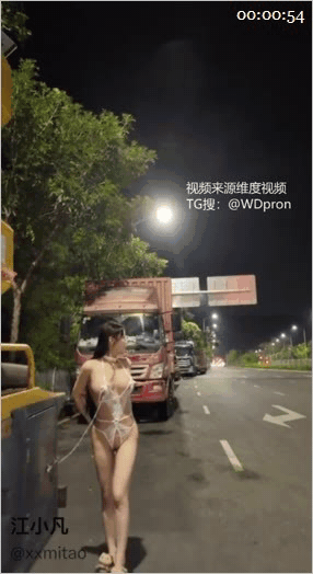 深圳各种场景露出狂魔「江小凡」《帮助路人口交》《男厕与两位路人做爱》露出勾引路人，帮他们口交，路人十分使劲猛猛肏23V 预览图 11