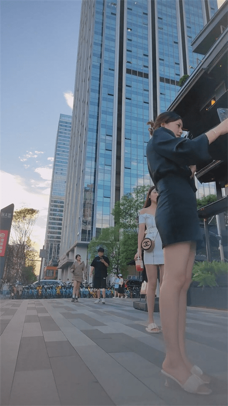 ❣️推荐❣️【商场抄底】极品洋妞不穿内裤，顺手抄了路边直播的骚逼主播，包臀裙太诱人7V 预览图 1