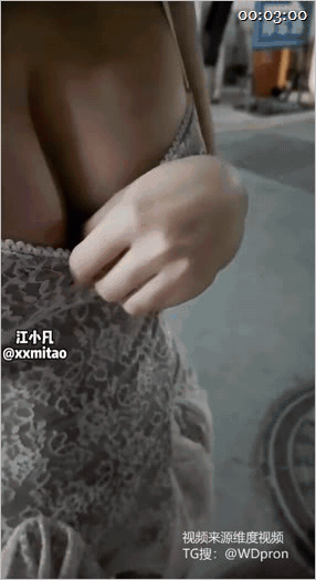 深圳各种场景露出狂魔「江小凡」《帮助路人口交》《男厕与两位路人做爱》露出勾引路人，帮他们口交，路人十分使劲猛猛肏23V 预览图 5