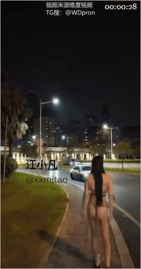 深圳各种场景露出狂魔「江小凡」《帮助路人口交》《男厕与两位路人做爱》露出勾引路人，帮他们口交，路人十分使劲猛猛肏23V 预览图 3