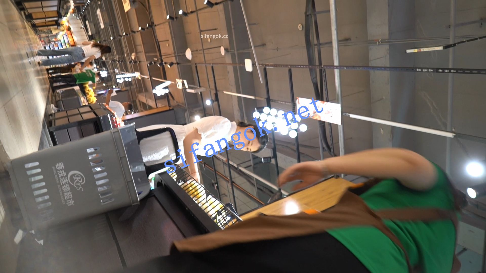 （空城原创）白裙小少妇逛超市，干净微透白N包裹肥臀 预览图 1