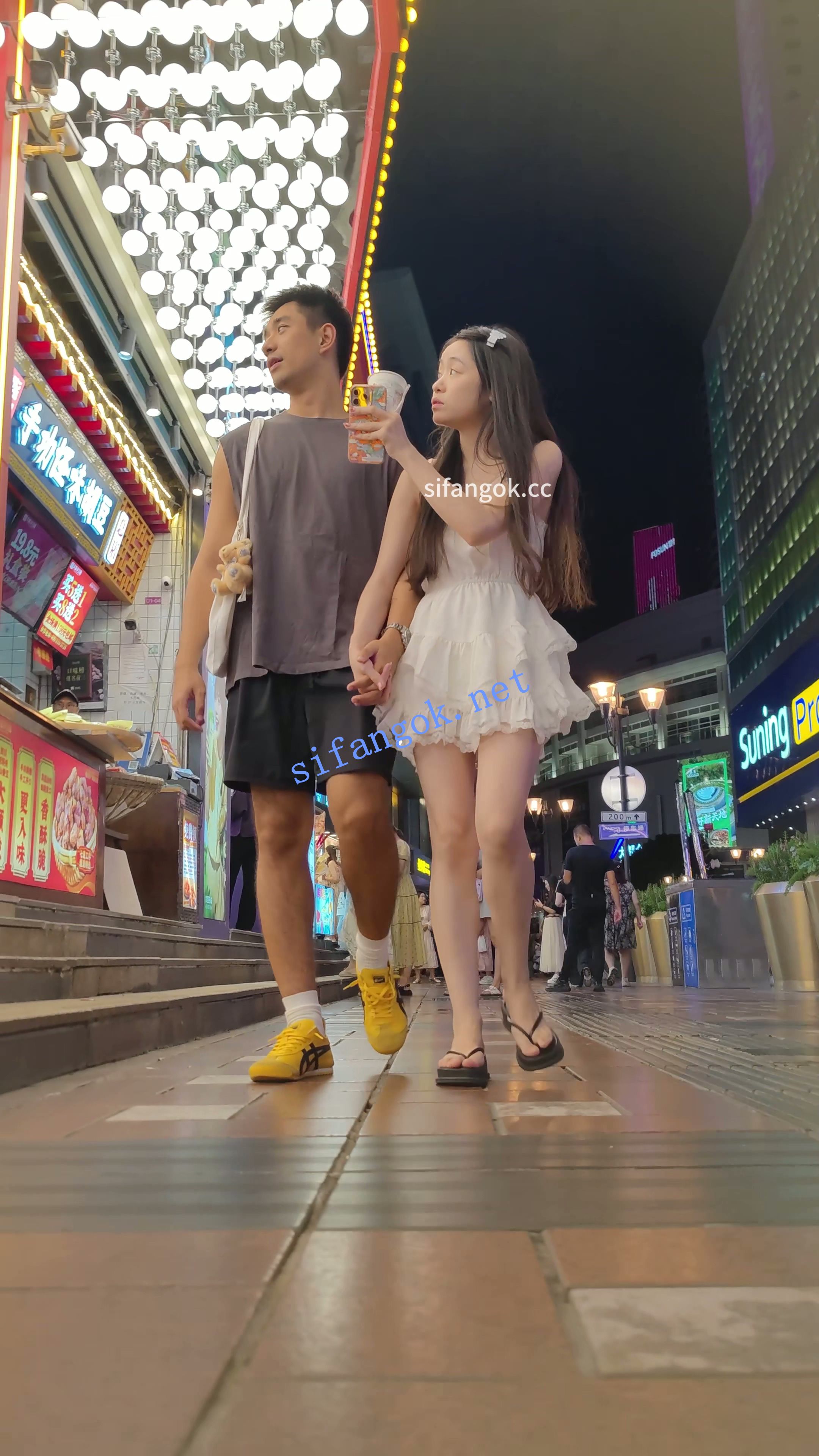 【CSCD】白色连衣裙小姐姐和男朋友逛街，白色屁股透明内 预览图 1