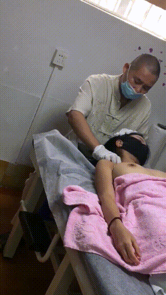 ⚫️天花板露出狂人【cikaimoon】12月新作，盲人按摩店内全裸按摩随便摸第一段 预览图 4