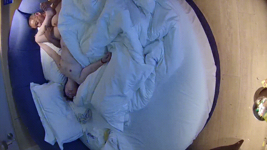 情趣台 12-27 这中登侍候的态度 绝对不是自己老婆 尽心舔逼 连腿脚都舔上了 这么大年纪还当舔狗 预览图 3