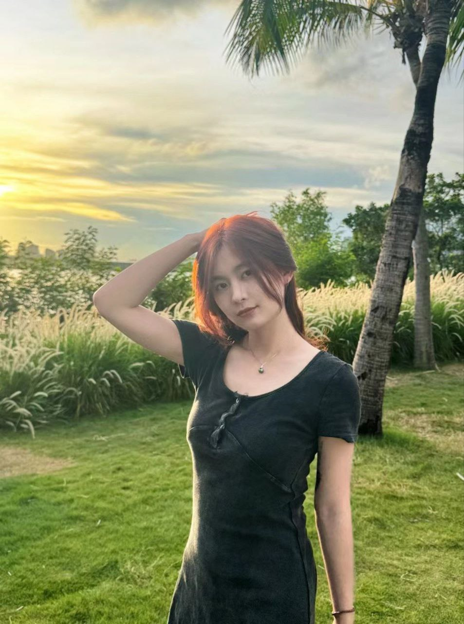 【S级泄密】重庆的高颜值反差美女「林瑶」开档黑丝，性感撩人，深情地为男友口交，跨坐在男友身上，忘我地摇晃着身体（10V） 预览图 1