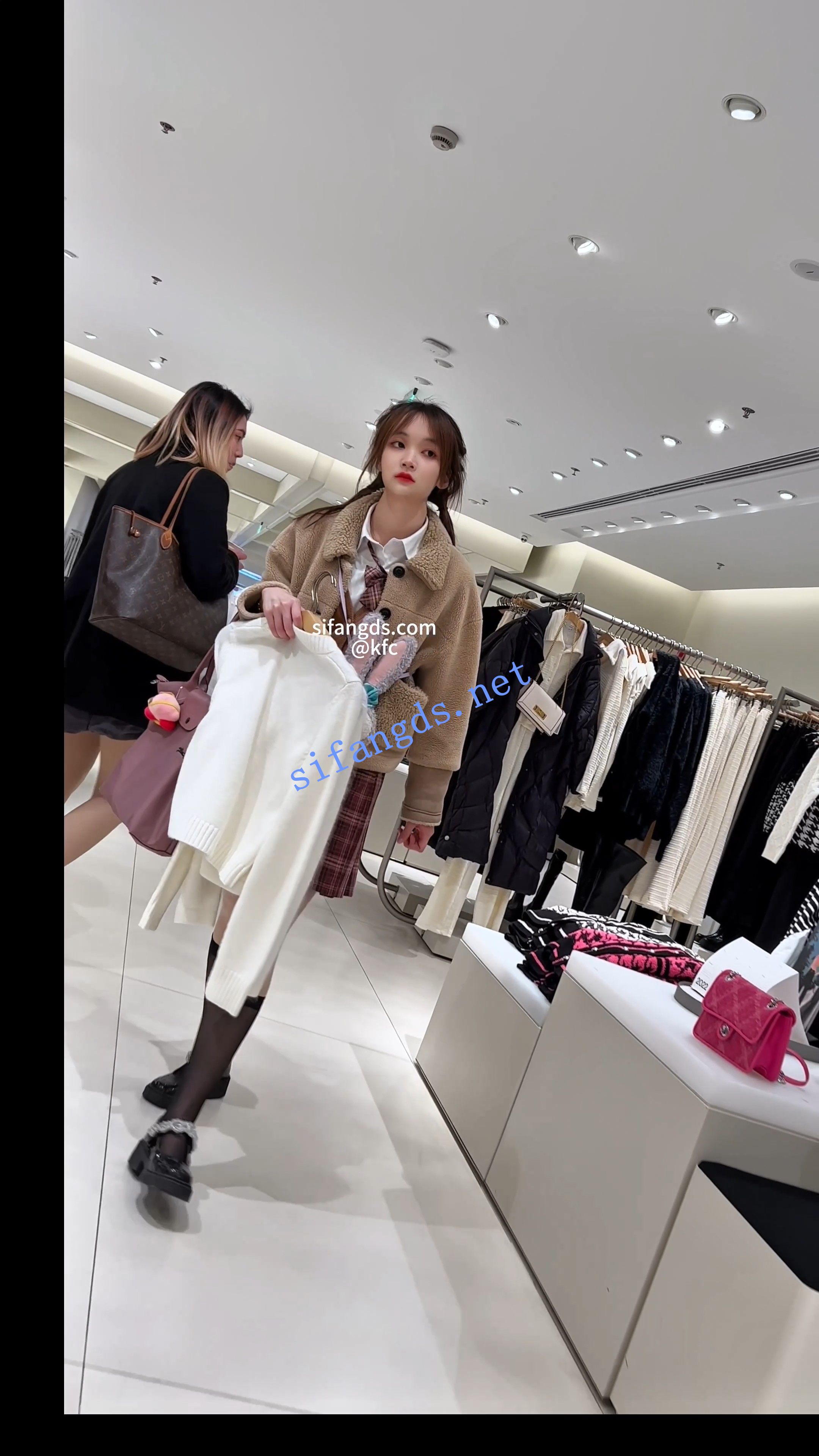 【KFC】JK制服学生妹逛街。冬天穿薄丝袜两层。肉丝都撕烂了 预览图 1