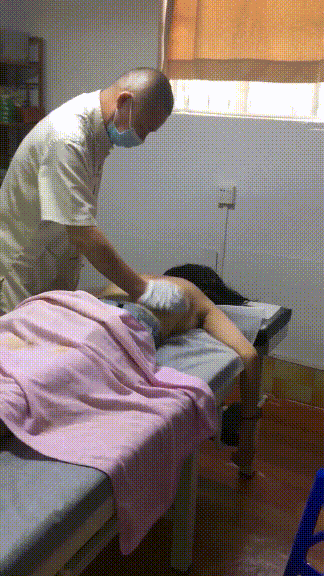 ⚫️天花板露出狂人【cikaimoon】12月新作，盲人按摩店内全裸按摩随便摸第一段 预览图 1