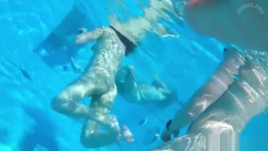 男女混游的裸体泳池中惊现老六 带镜头水下偷拍 原来水下真有水面看不到的东西 水下打炮人浪水也浪啊 预览图 3