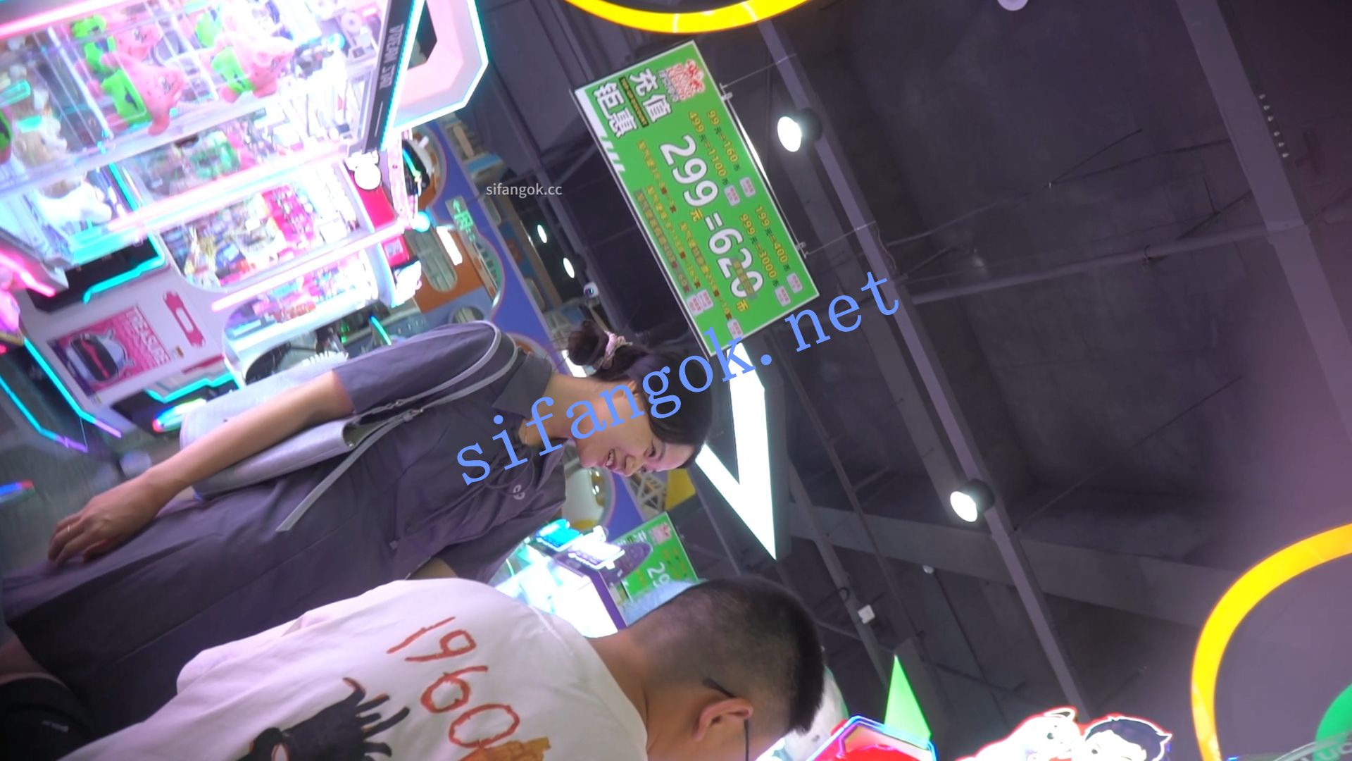 （空城原创）宽松连衣裙少妇撅着屁股玩游戏，淡灰N裹肉臀 预览图 1