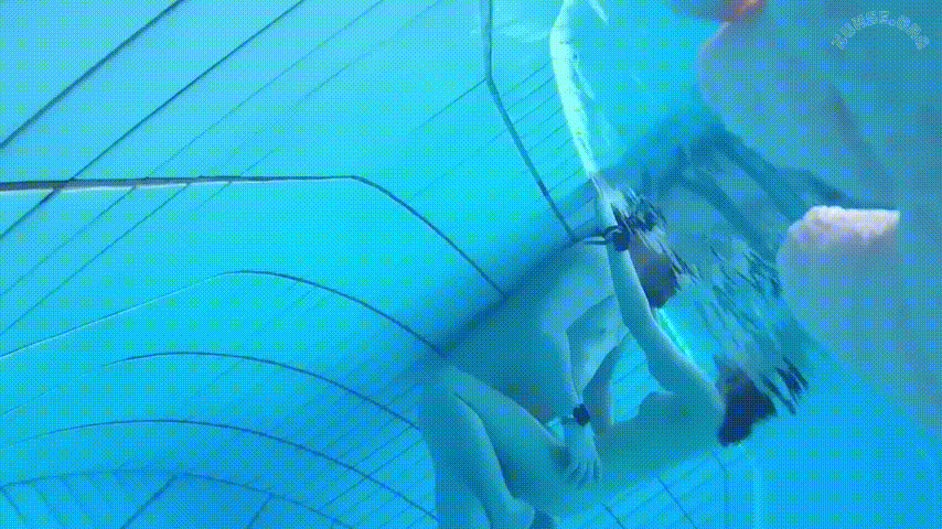 男女混游的裸体泳池中惊现老六 带镜头水下偷拍 原来水下真有水面看不到的东西 水下打炮人浪水也浪啊 预览图 6