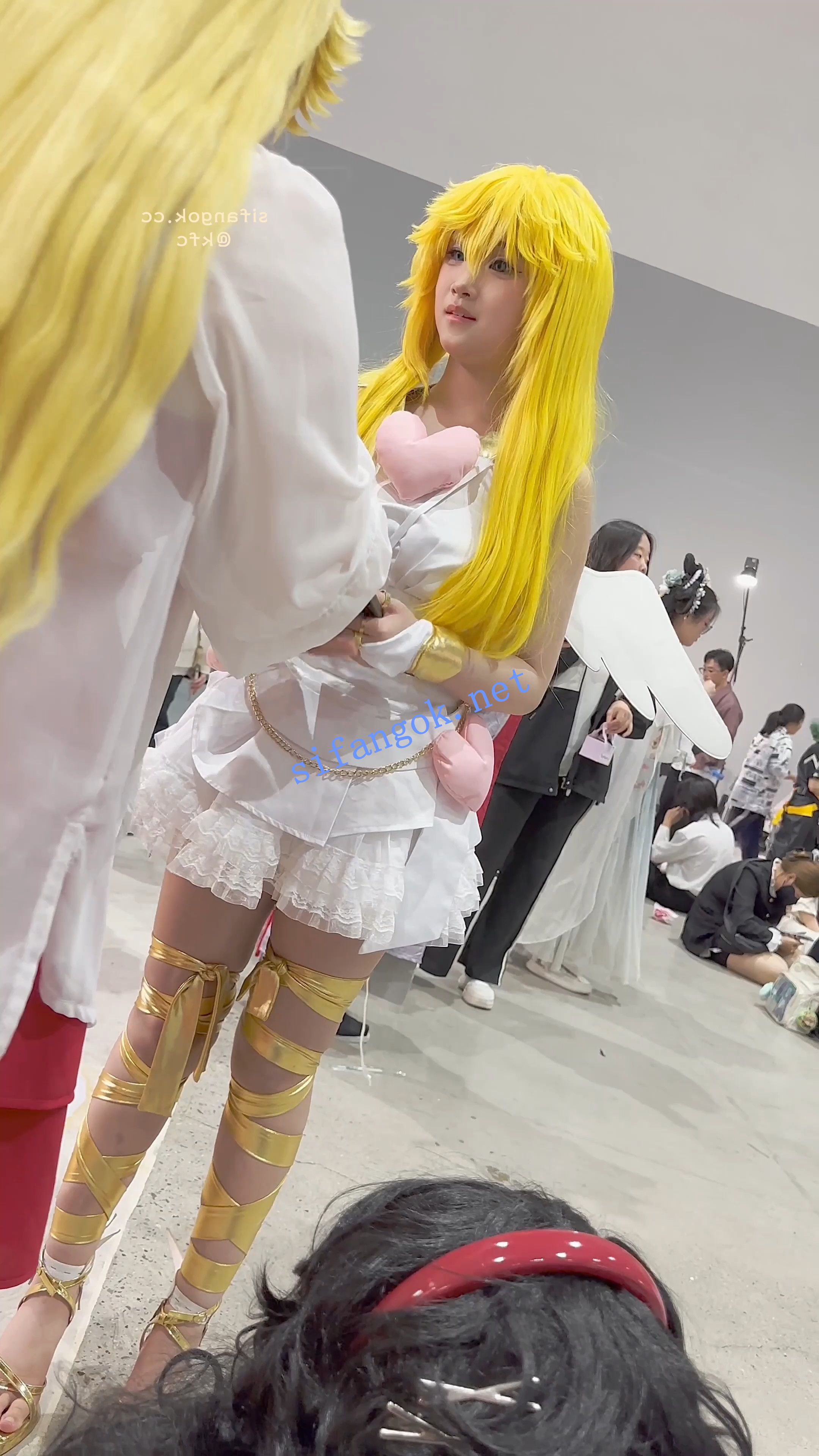 【KFC】萌妹COSER喜欢翘屁股·放好相机妹子果然上钩贴着内内CD 预览图 1