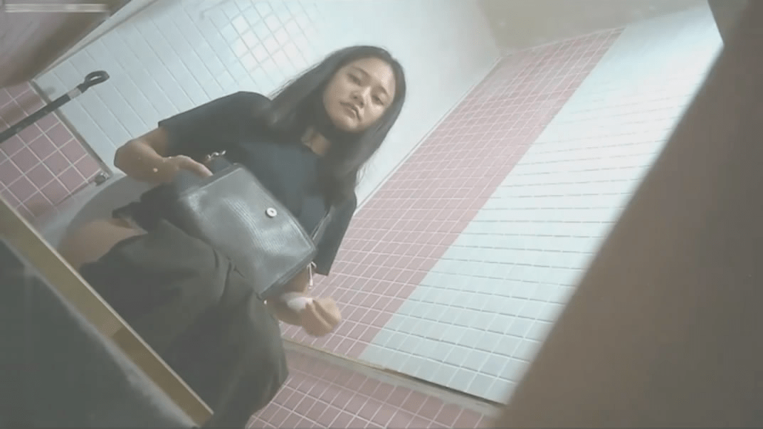 一月新流出高校女厕前景偷拍❤️学妹尿尿阴毛茂盛金发女生隔着卫生纸用力按压阴蒂，还揉了几下 预览图 1