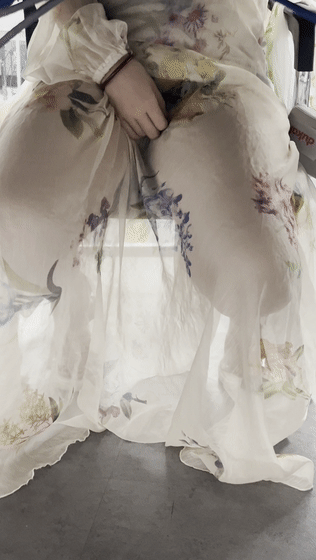 ❤️【极品同事】桌下偷拍女同事走光 潜入她家偷拍内裤 预览图 2